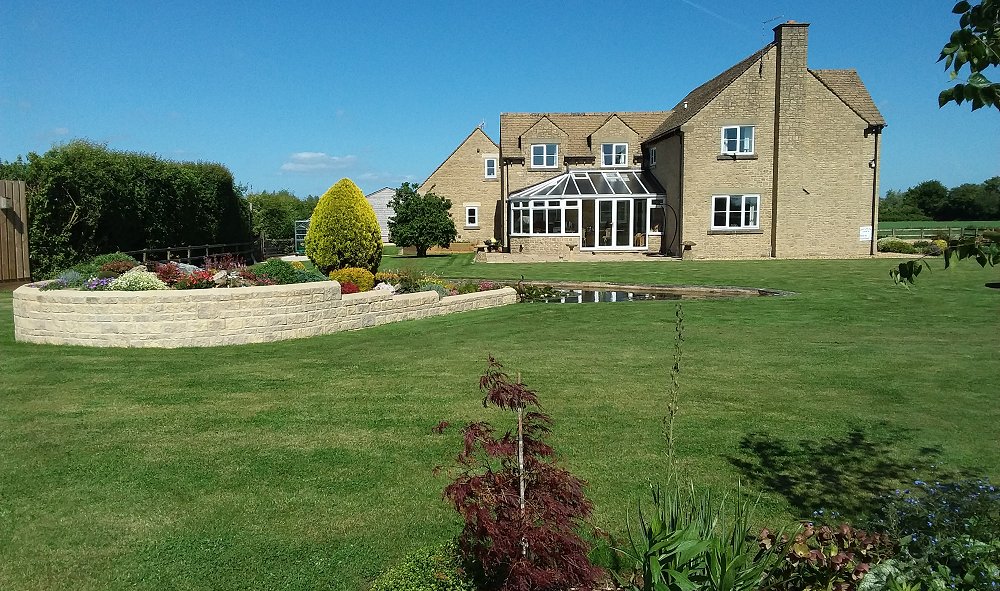 Wheatleys Farm Bed-and-Breakfast, nr Swindon/Cirencester/Cotswolds/Water-Park B&B