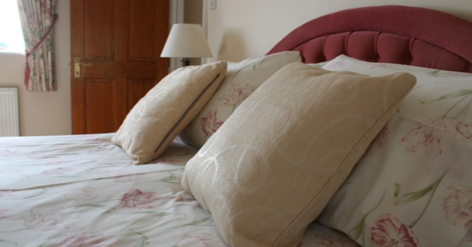 Wheatleys Farm Bed-and-Breakfast, nr Swindon/Cirencester/Cotswolds/Water-Park B&B