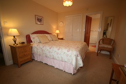 Wheatleys Farm Bed-and-Breakfast, nr Swindon/Cirencester/Cotswolds/Water-Park B&B